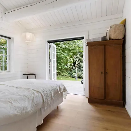 Idyllic Wooden Lumber House 300m From Water