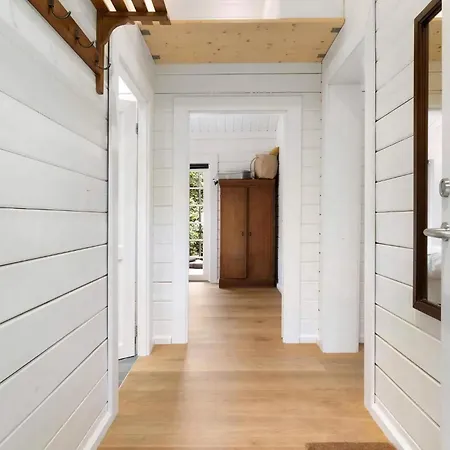 بيت للعطل Idyllic Wooden Lumber House 300m From Water *