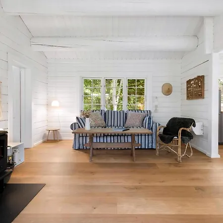 بيت للعطل Idyllic Wooden Lumber House 300m From Water *