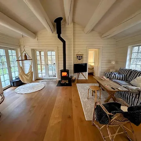 Idyllic Wooden Lumber House 300m From Water بيت للعطل