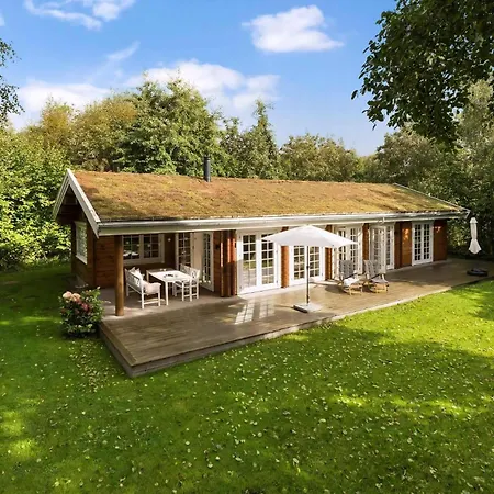 بيت للعطل Idyllic Wooden Lumber House 300m From Water *