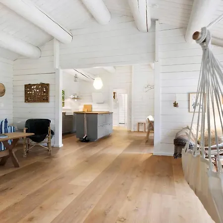 Idyllic Wooden Lumber House 300m From Water بيت للعطل