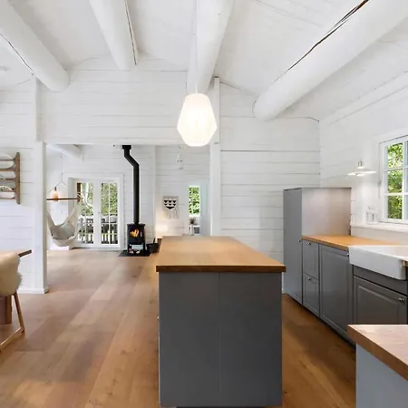 بيت للعطل Idyllic Wooden Lumber House 300m From Water *