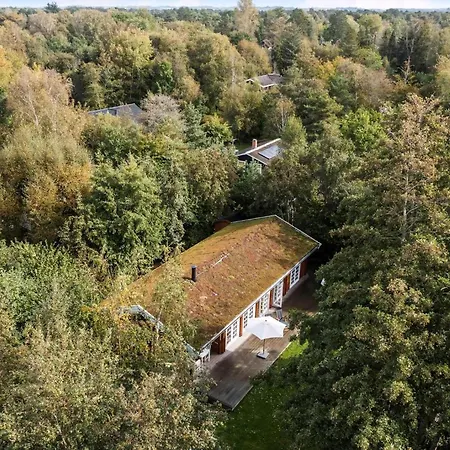 بيت للعطل Idyllic Wooden Lumber House 300m From Water *